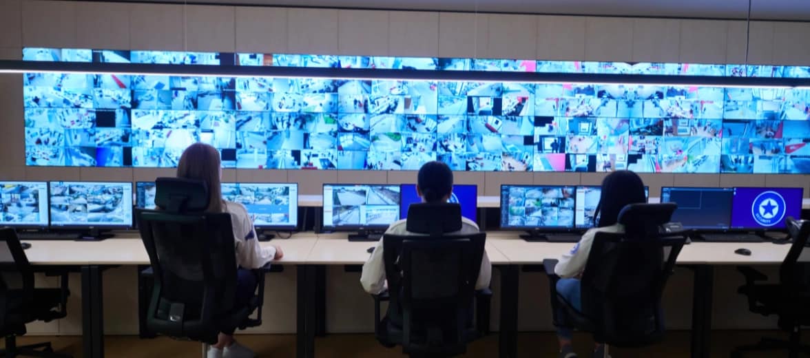 security memantau cctv untuk menjaga keamanan kantor